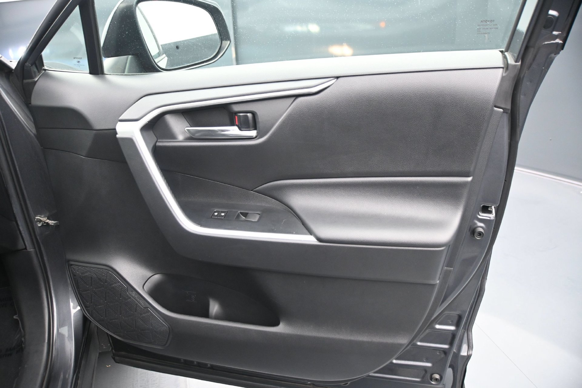 Used 2020 Toyota RAV4 XLE w/ Convenience Package AWD/4WD image 12