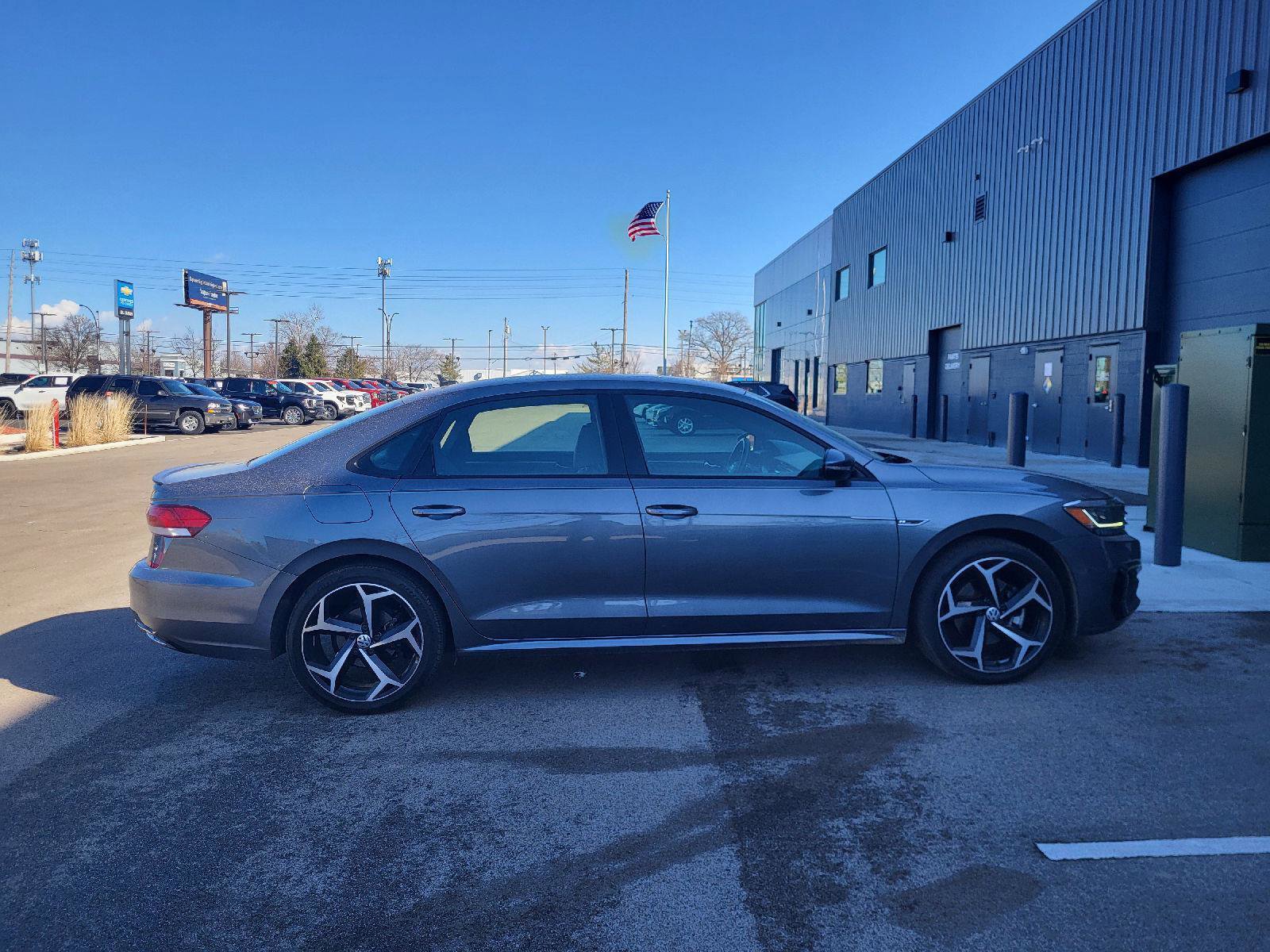 Used 2021 Volkswagen Passat 2.0T R-Line image 2