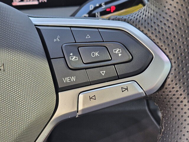 Used 2025 Volkswagen Tiguan SE R-Line AWD/4WD image 24