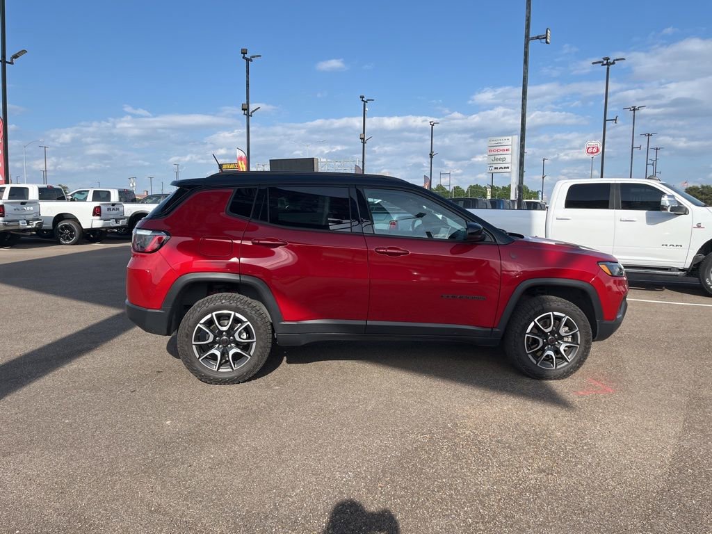 Used 2025 Jeep Compass Trailhawk AWD/4WD image 8