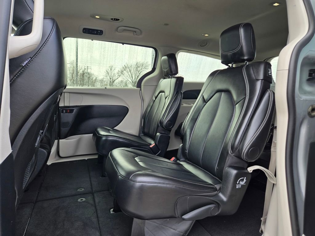 Used 2024 Chrysler Pacifica Touring-L FWD image 27