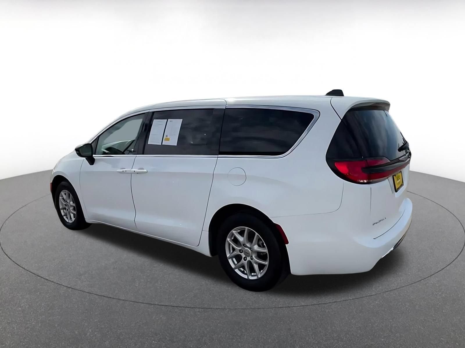 Used 2024 Chrysler Pacifica Touring-L FWD image 9