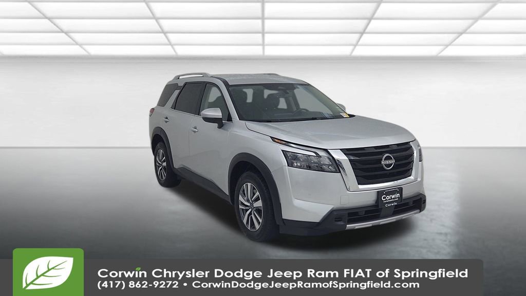 Used 2025 Nissan Pathfinder SL image 3