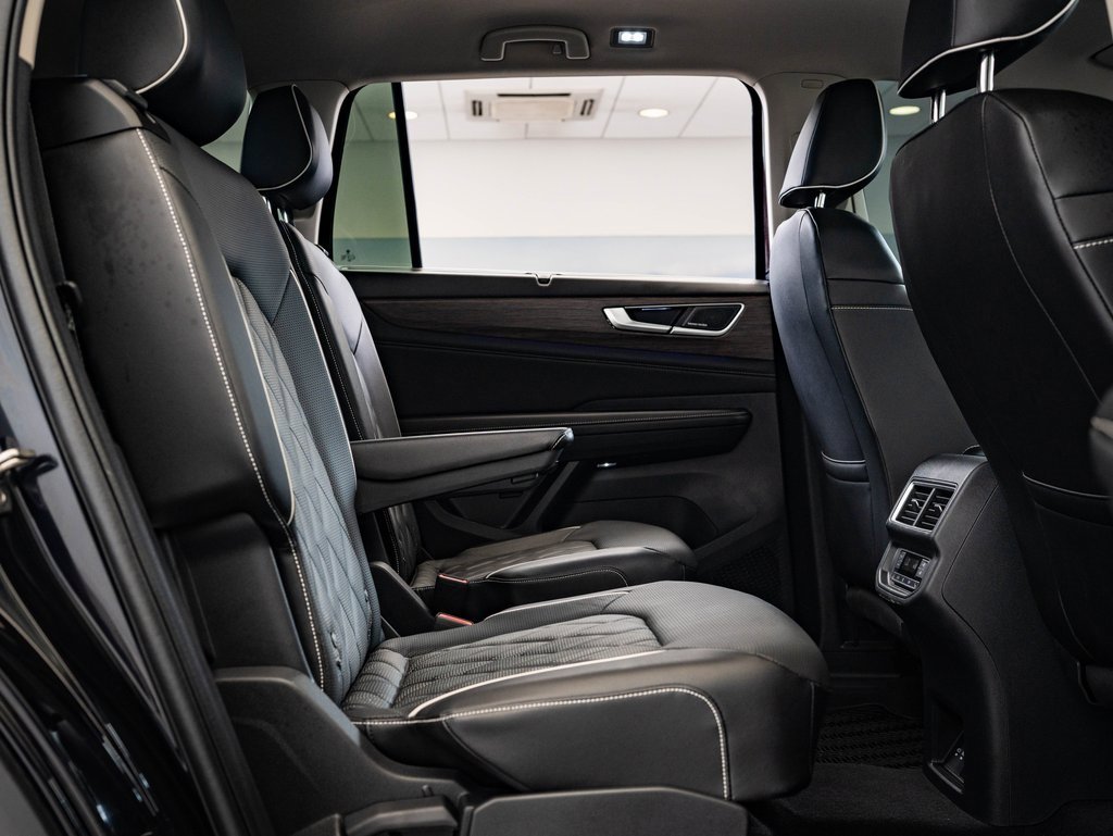 Used 2024 Volkswagen Atlas SEL Premium R-Line image 36