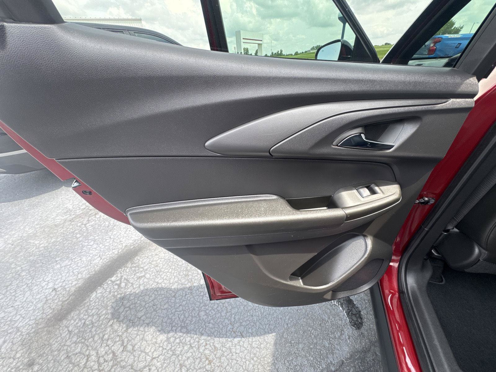 Used 2025 Chevrolet TrailBlazer RS w/ Convenience Package FWD image 11