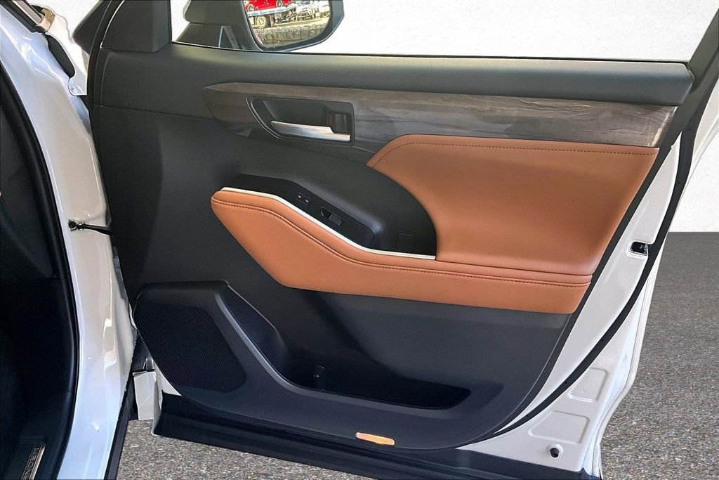 Used 2026 Toyota Highlander Platinum image 28