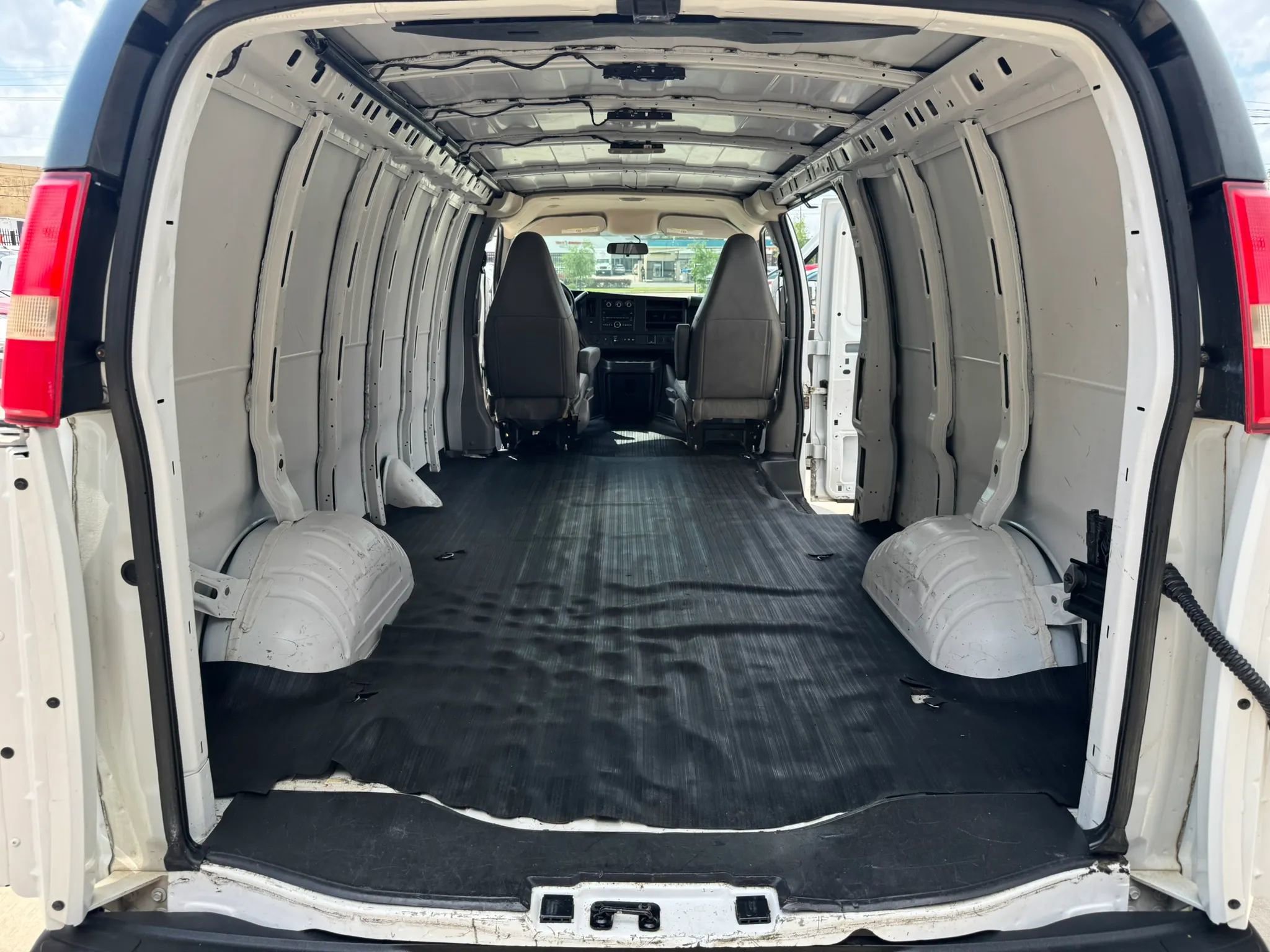 Used 2016 Chevrolet Express 3500 Extended image 27