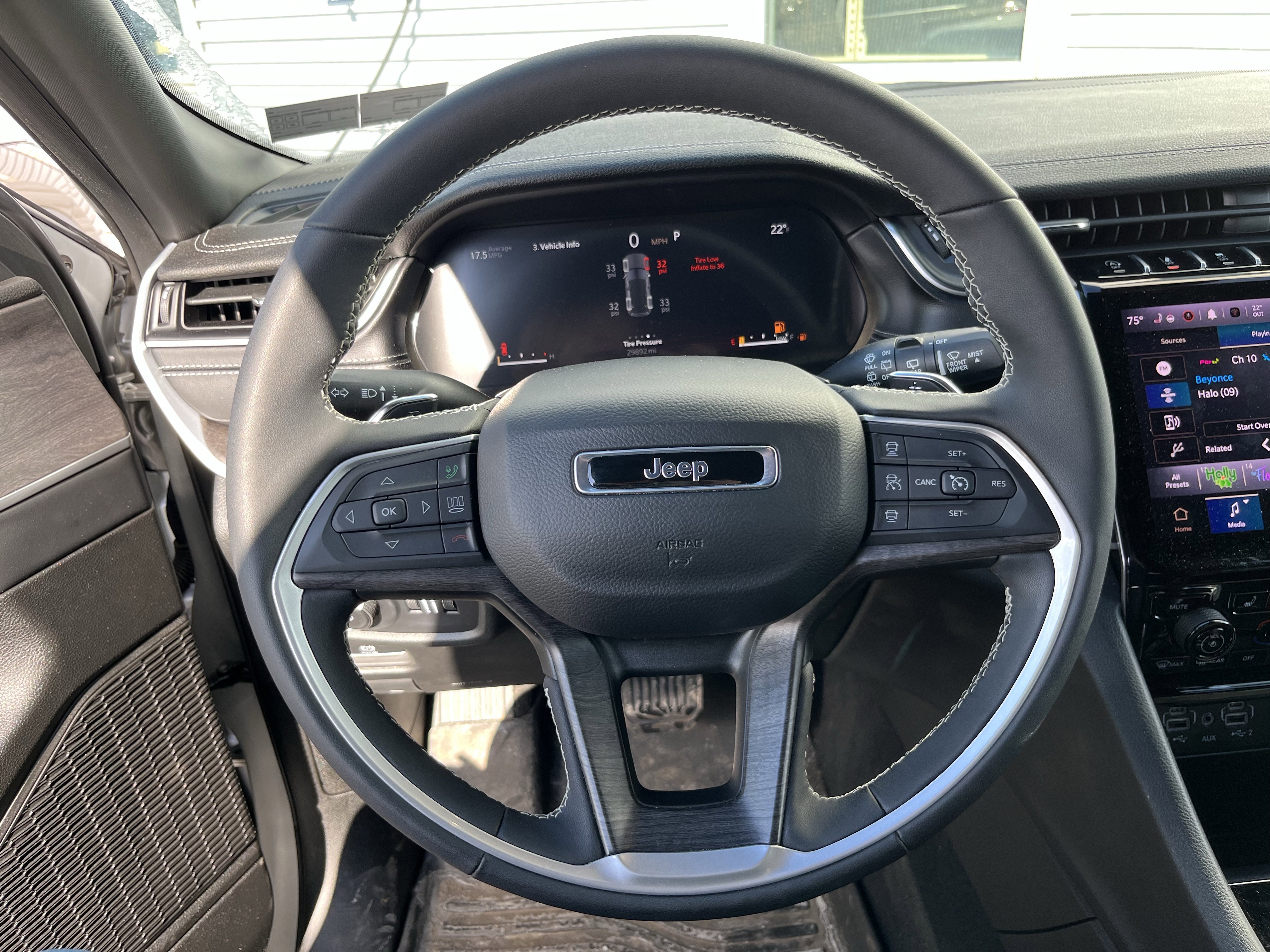 Used 2025 Jeep Grand Cherokee Limited image 17