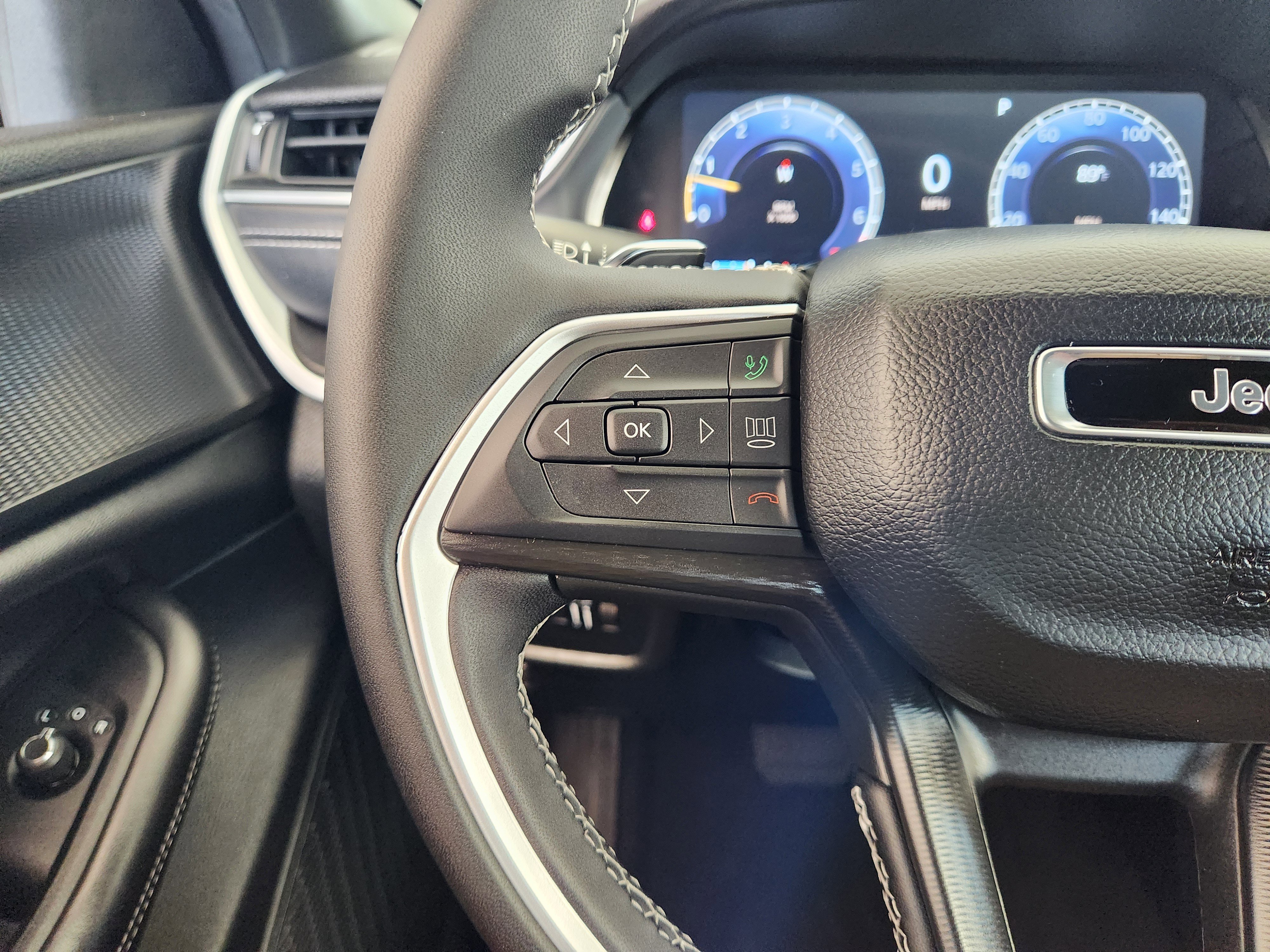 Used 2025 Jeep Grand Cherokee Laredo X image 29