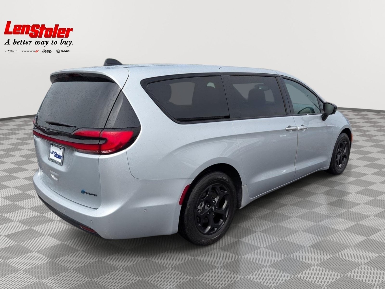 Used 2023 Chrysler Pacifica Limited w/ Uconnect Theater Family Group FWD image 5