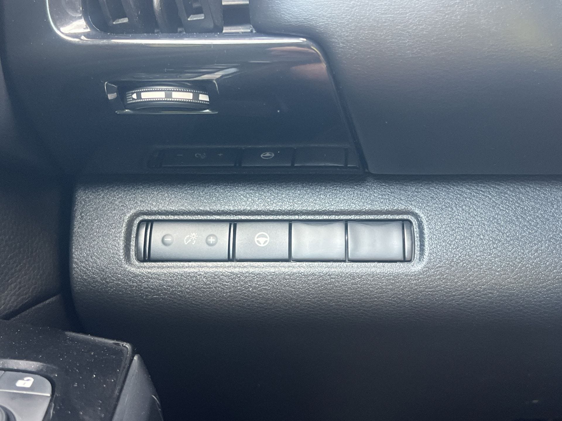 Used 2022 Nissan Pathfinder SV FWD image 11