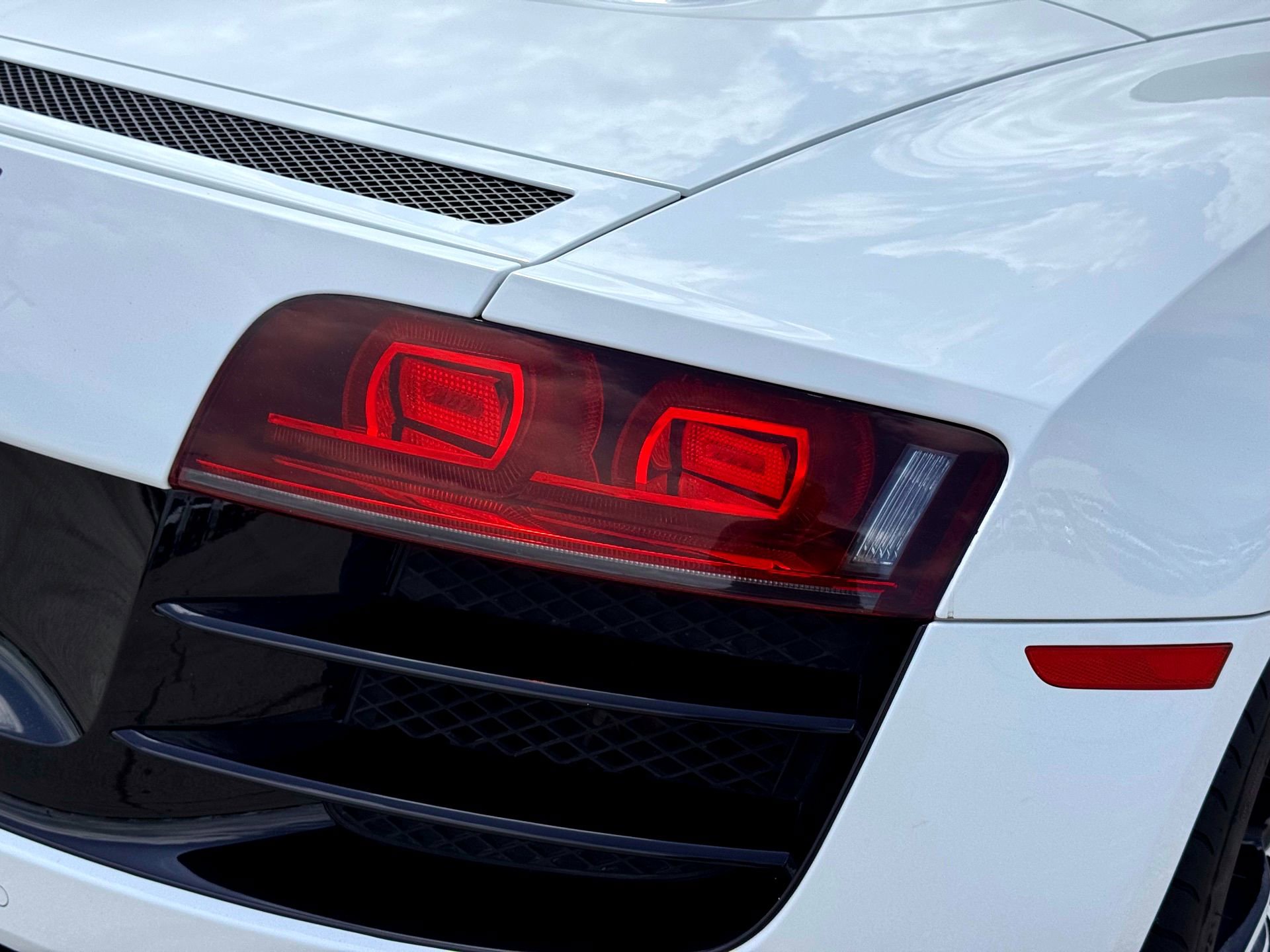 Used 2011 Audi R8 V10 w/ Enhanced Leather Pkg image 11