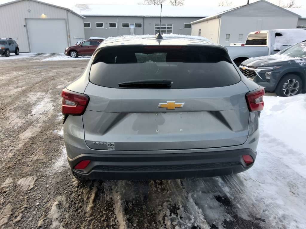 Used 2024 Chevrolet Trax LS w/ LS Convenience Package image 8