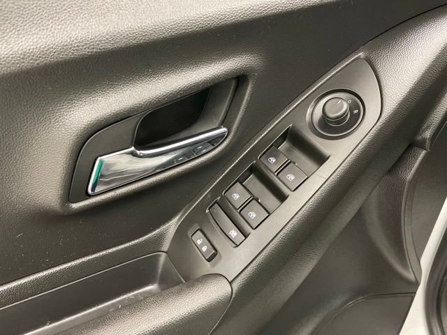 Used 2019 Chevrolet Trax LT w/ LT Convenience Package FWD image 14