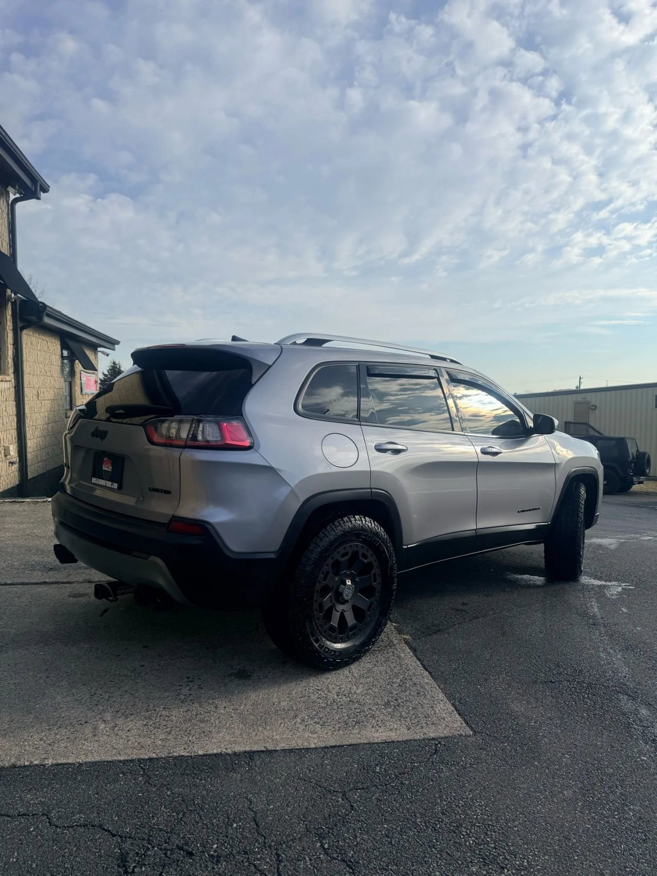 Used 2020 Jeep Cherokee Limited image 3