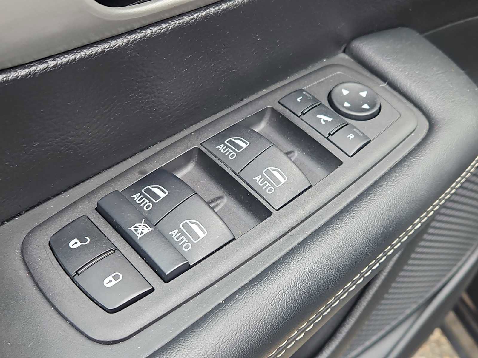 Used 2024 Chrysler Pacifica Premium image 30