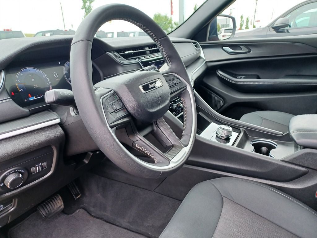 Used 2024 Jeep Grand Cherokee Laredo X w/ Luxury Tech Group I AWD/4WD image 9