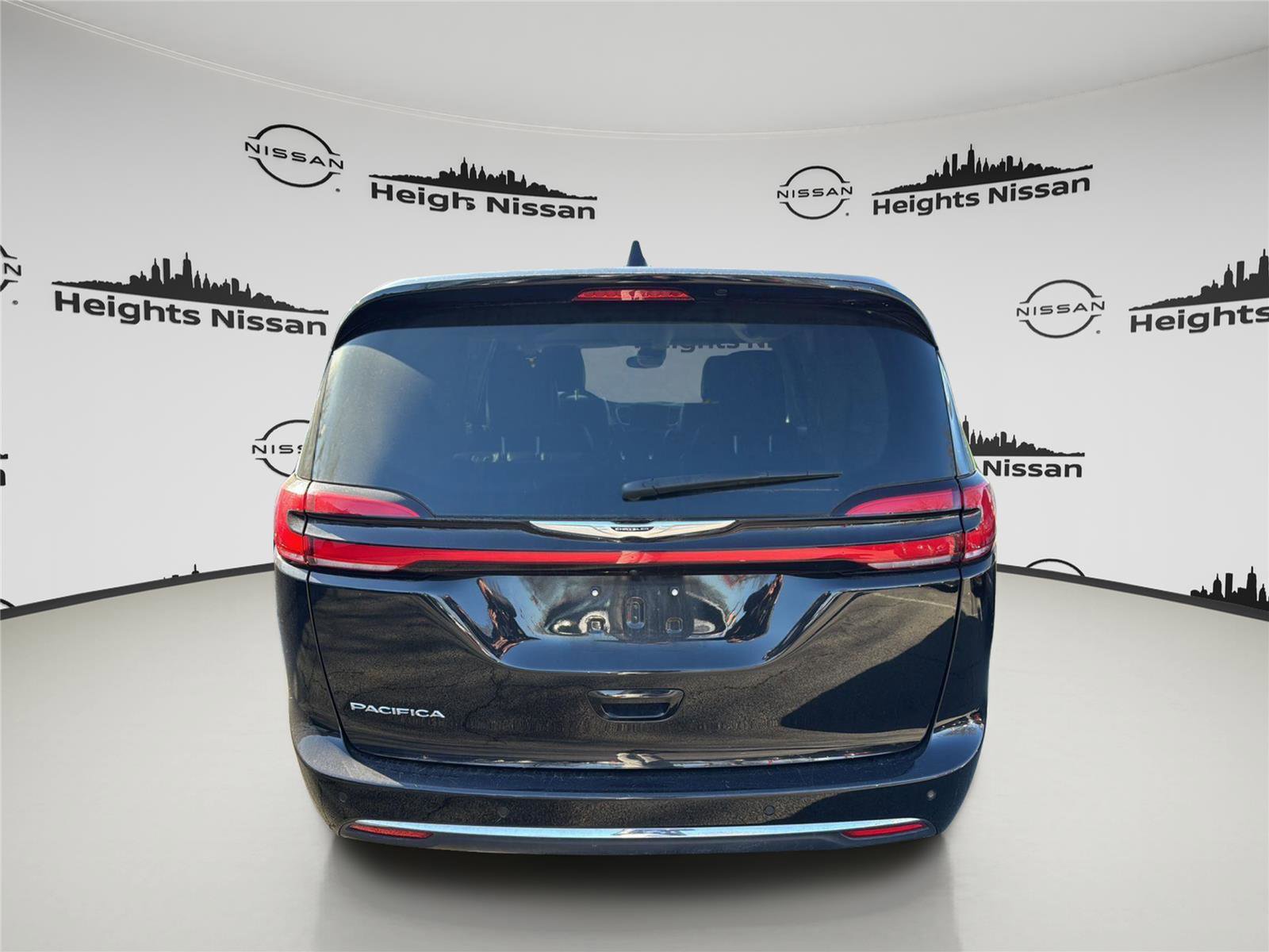 Used 2024 Chrysler Pacifica Touring-L FWD image 8