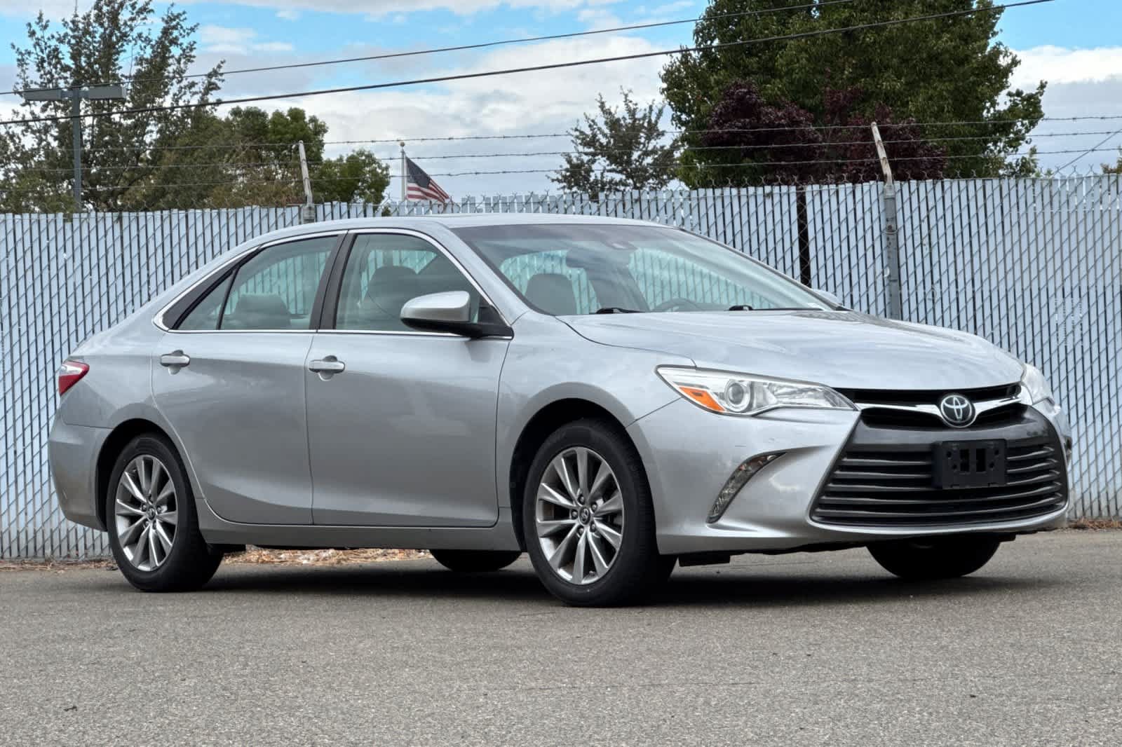 Used 2017 Toyota Camry XLE w/ Moonroof Package FWD image 7
