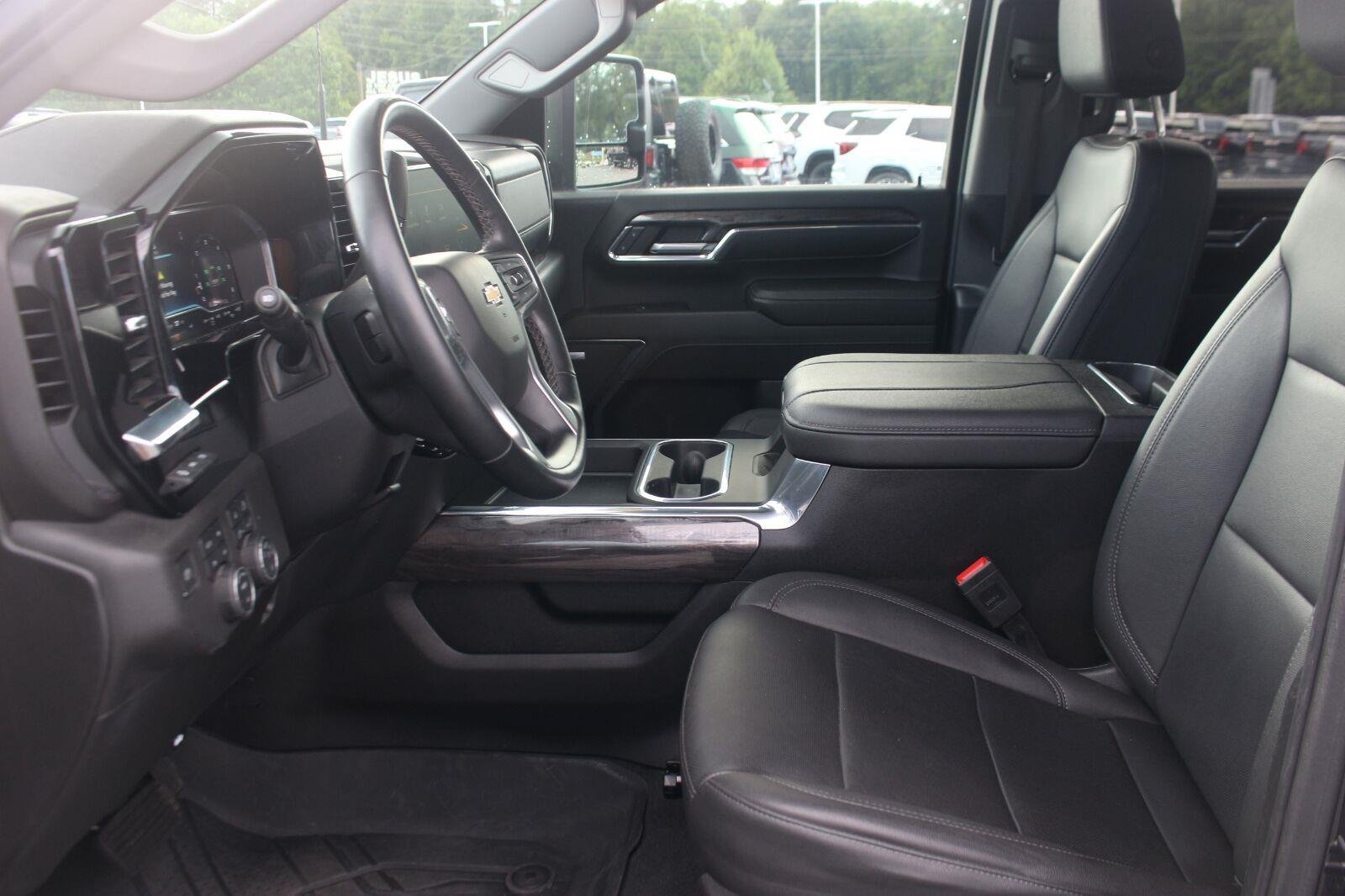 Used 2024 Chevrolet Silverado 2500 LTZ w/ LTZ Convenience Package AWD/4WD image 18
