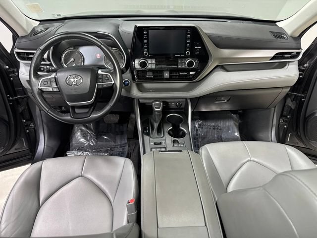 Used 2022 Toyota Highlander XLE AWD/4WD image 4
