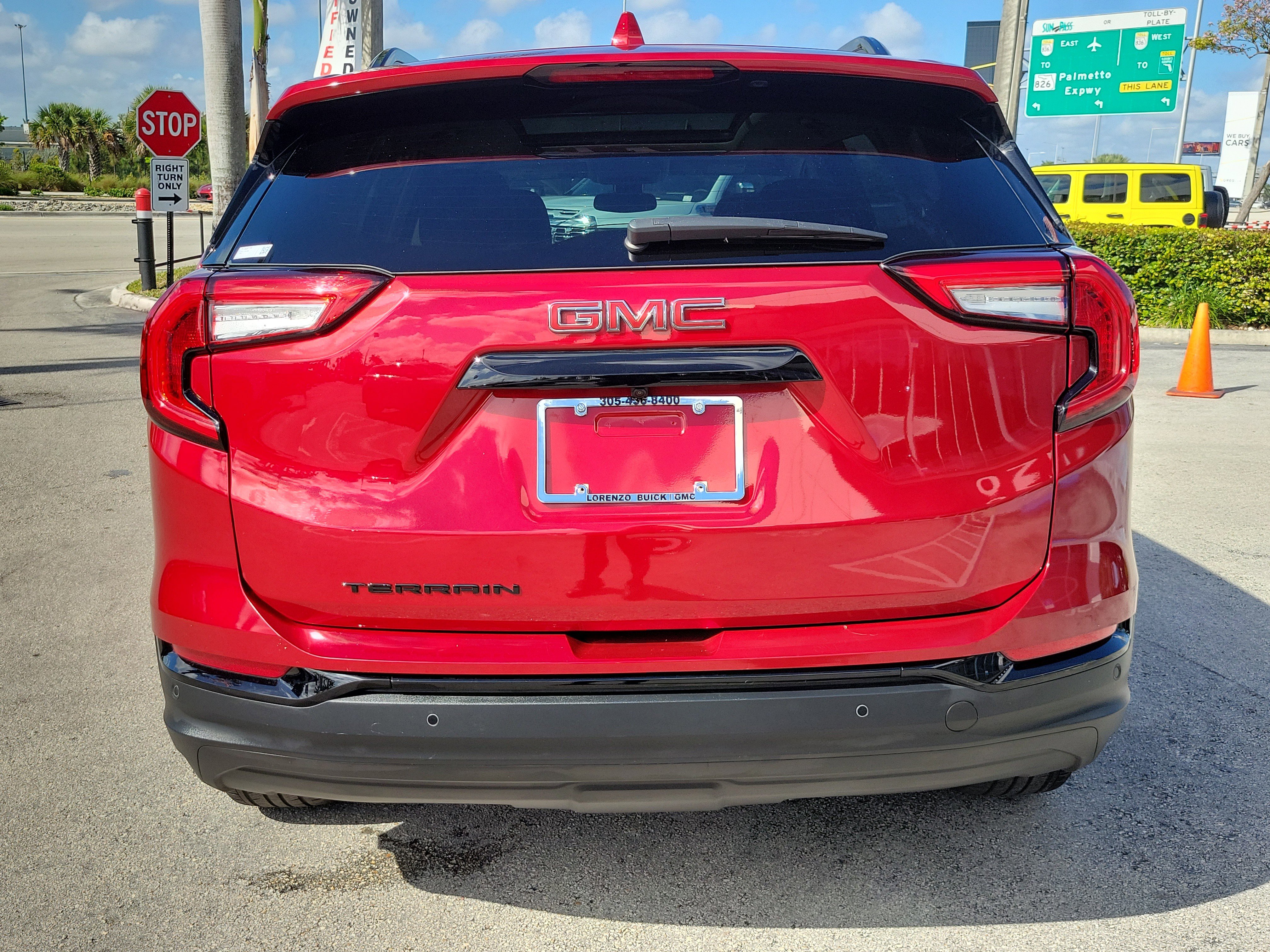 Used 2023 GMC Terrain SLE w/ Driver Convenience Package image 6