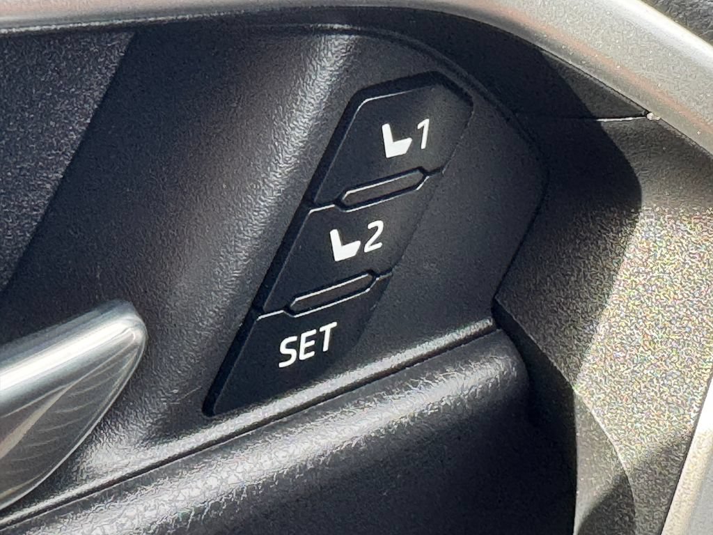 Used 2022 Toyota RAV4 XLE Premium AWD/4WD image 32