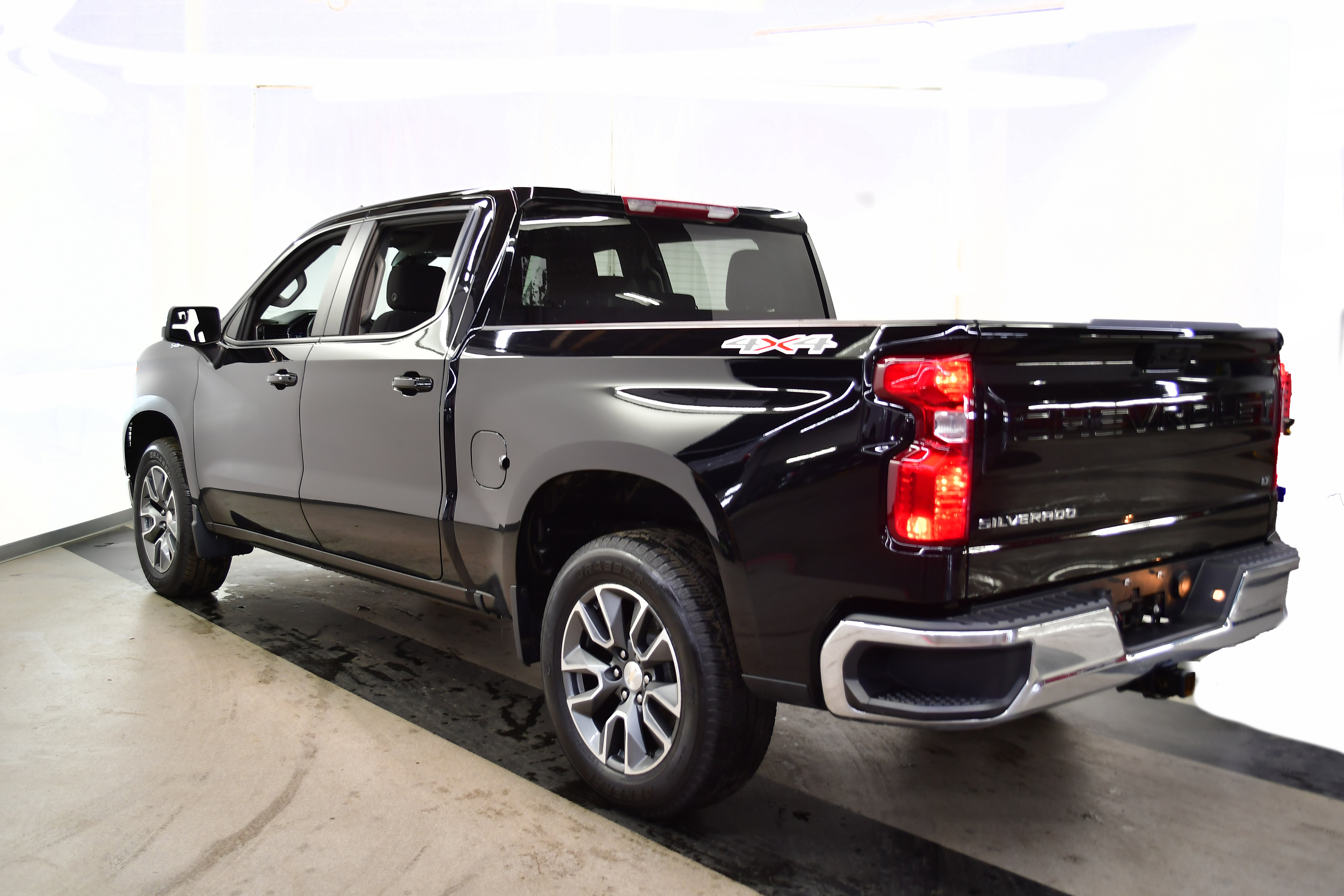 Used 2023 RAM 1500 Classic SLT w/ Trailer & Traction Group image 5