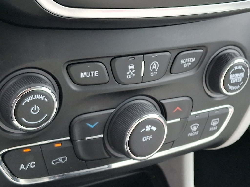 Used 2021 Jeep Cherokee Latitude Lux AWD/4WD image 16