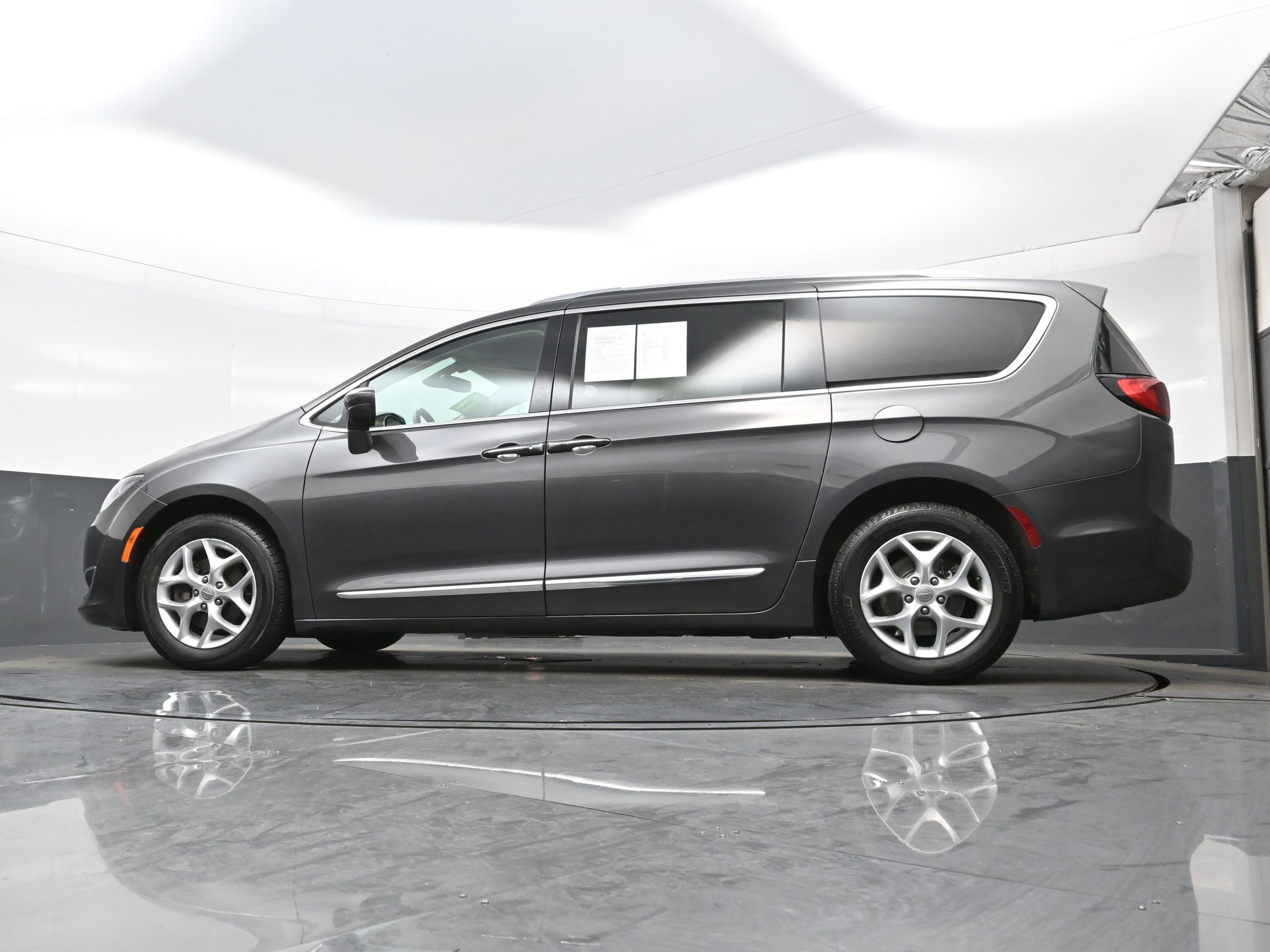 Used 2017 Chrysler Pacifica Touring-L Plus w/ Tire & Wheel Group image 28
