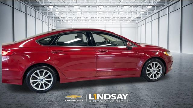 Used 2017 Ford Fusion SE w/ Fusion SE Technology Package image 2