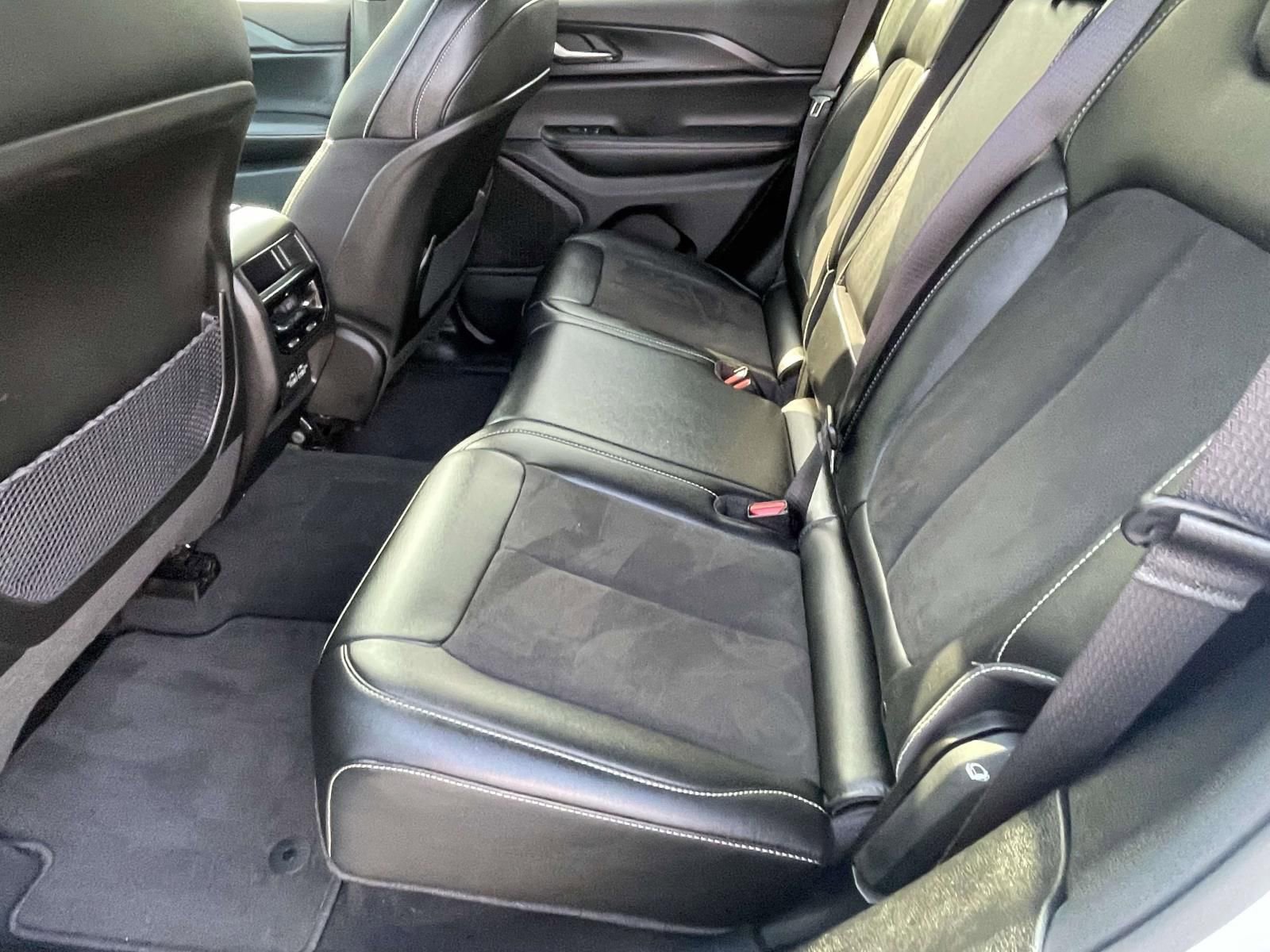 Used 2024 Jeep Grand Cherokee Altitude image 12