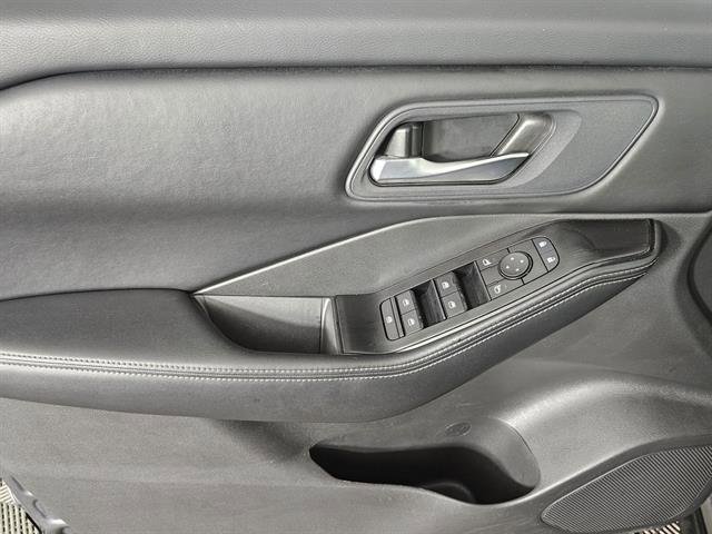 Used 2025 Nissan Rogue SV image 38