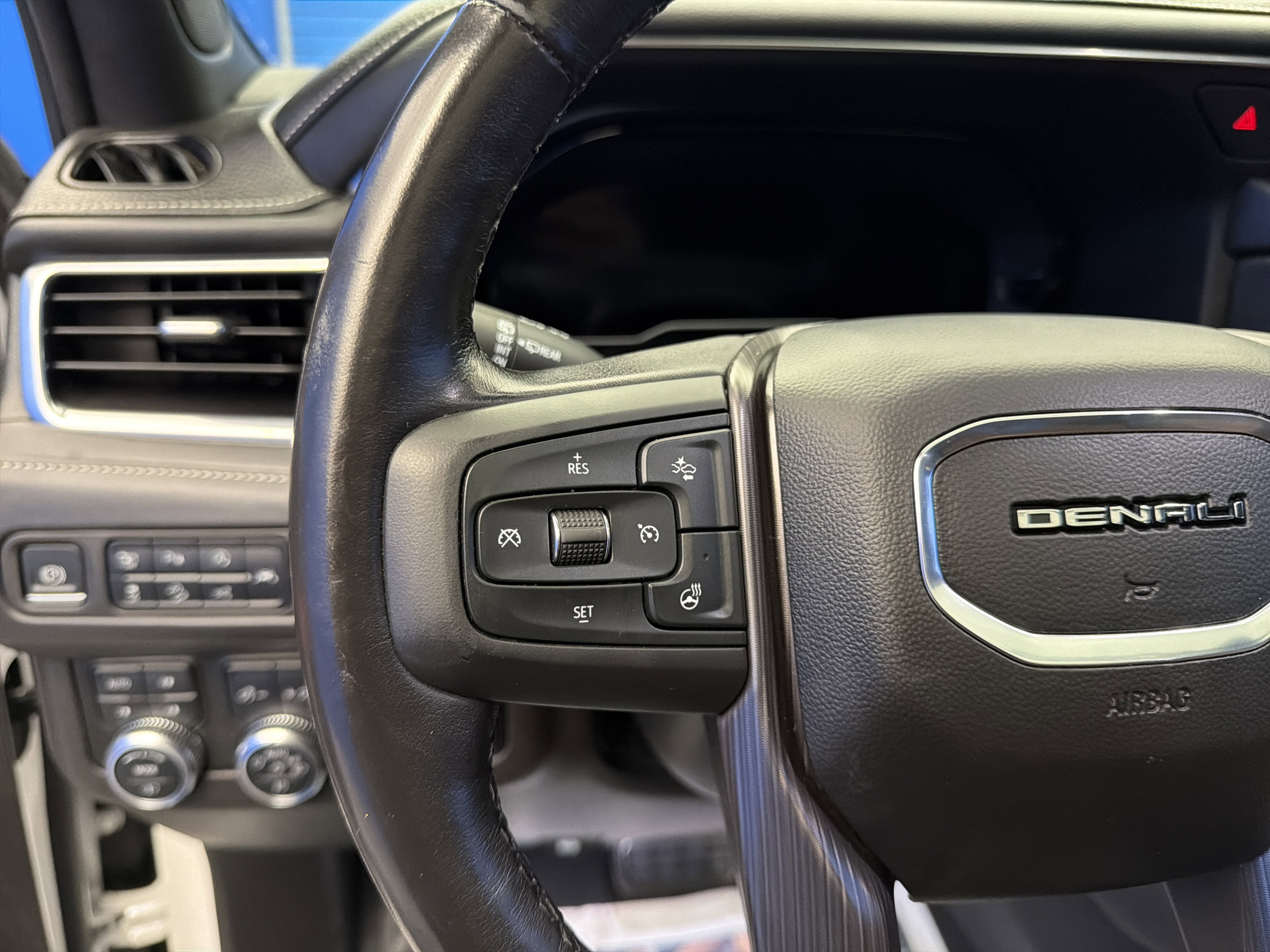 Used 2023 GMC Yukon XL Denali Ultimate image 16