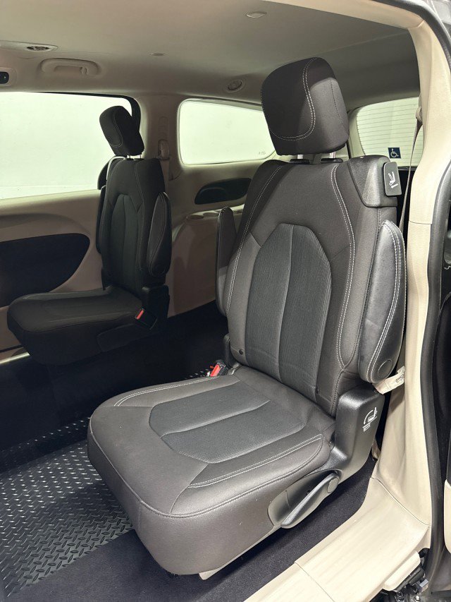 Used 2023 Chrysler Voyager LX image 42