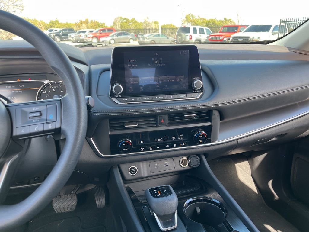 Used 2023 Nissan Rogue SV image 17