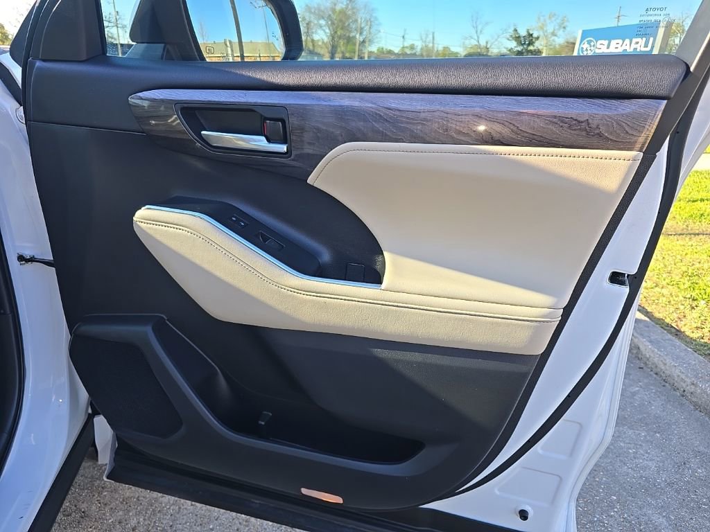 Used 2023 Toyota Highlander Limited image 39