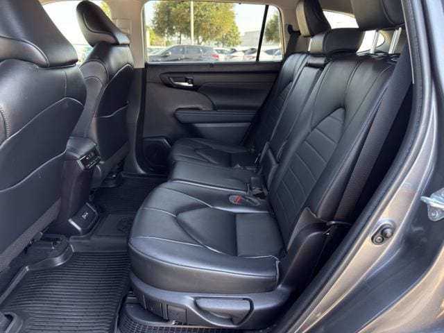 Used 2023 Toyota Highlander XLE FWD image 29