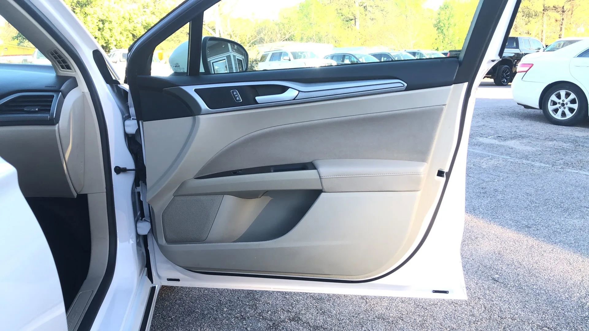 Used 2020 Ford Fusion SE FWD image 13