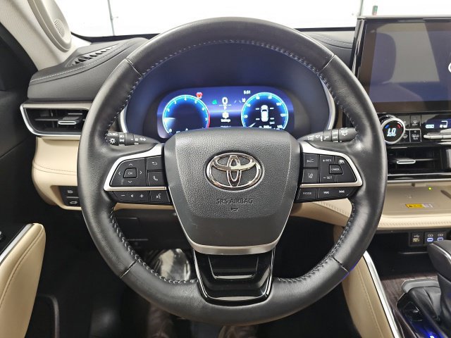Used 2024 Toyota Highlander Limited AWD/4WD image 19