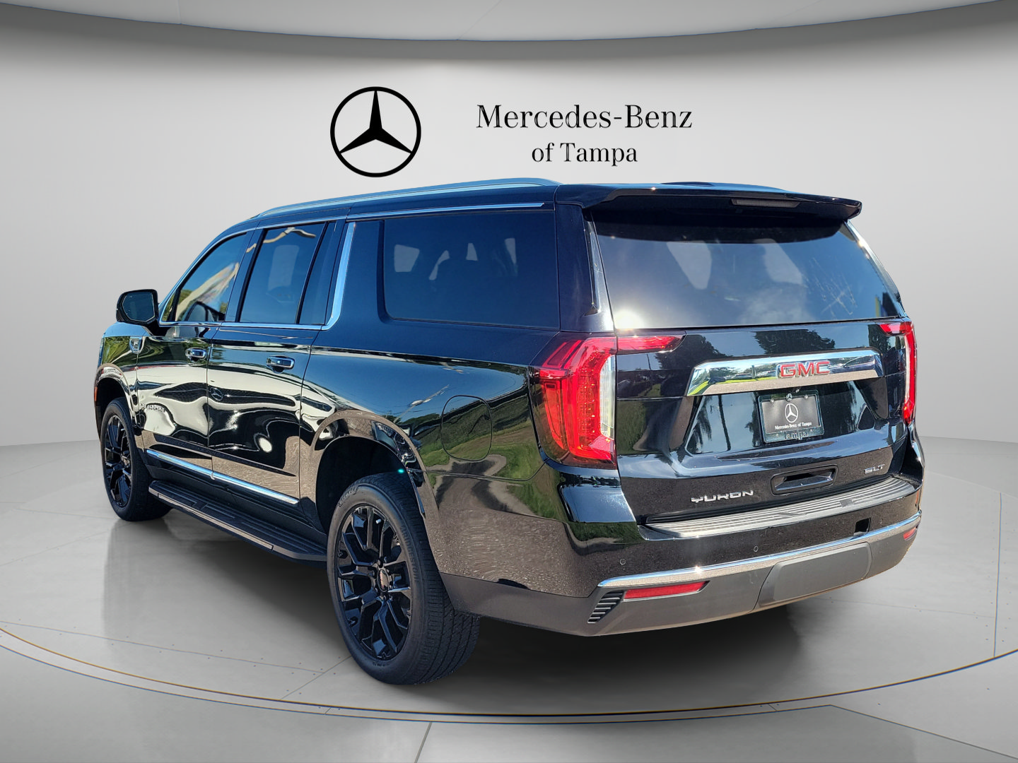 Used 2023 GMC Yukon XL SLT w/ SLT Luxury Package AWD/4WD image 2