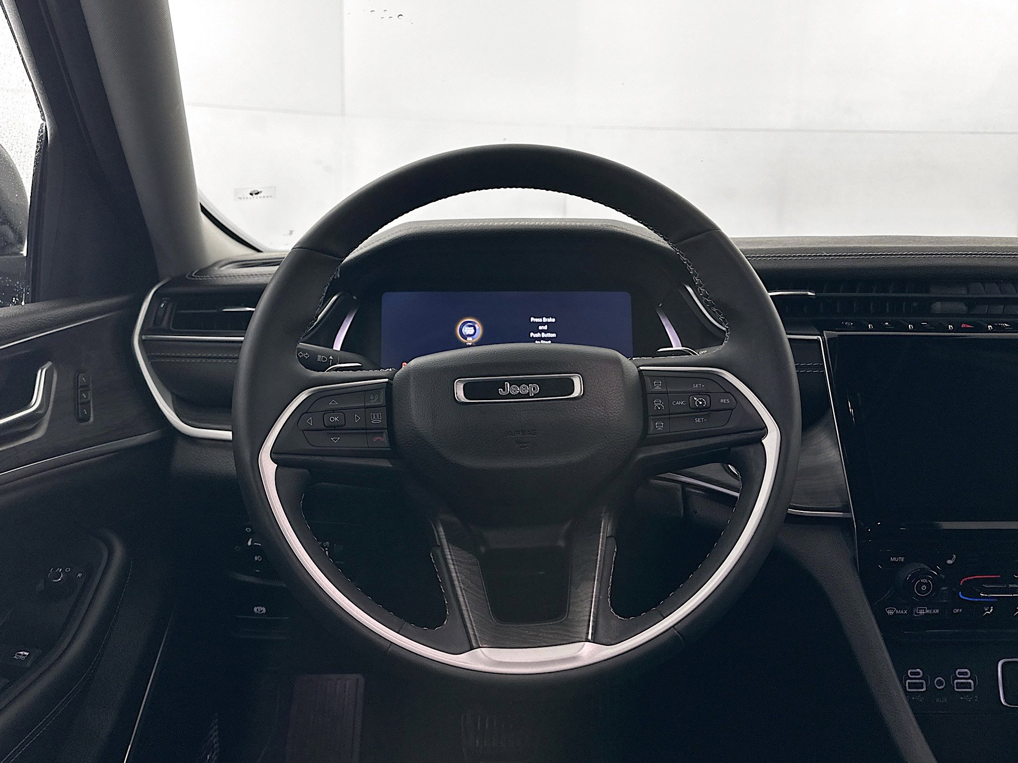 Used 2023 Jeep Grand Cherokee Limited w/ Black Appearance Package image 18