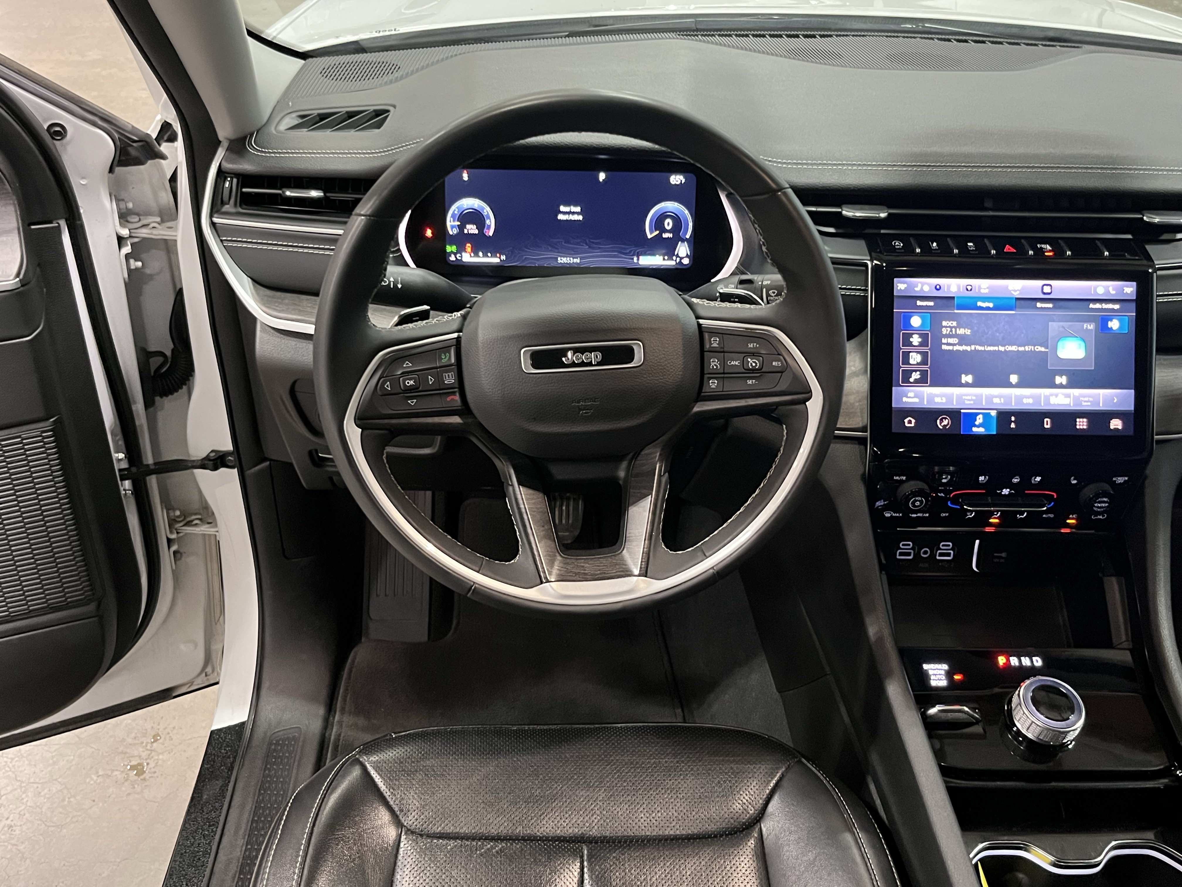 Used 2023 Jeep Grand Cherokee Limited w/ Luxury Tech Group II AWD/4WD image 12
