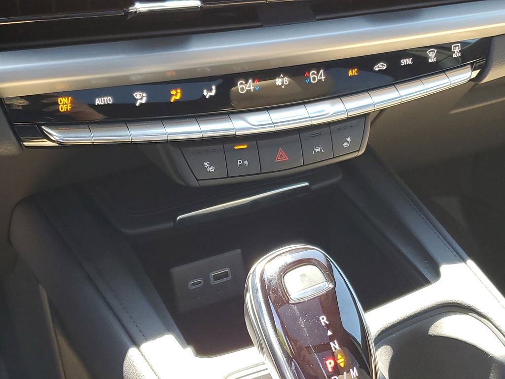 Used 2024 Cadillac XT4 Luxury w/ Cold Weather Package AWD/4WD image 17