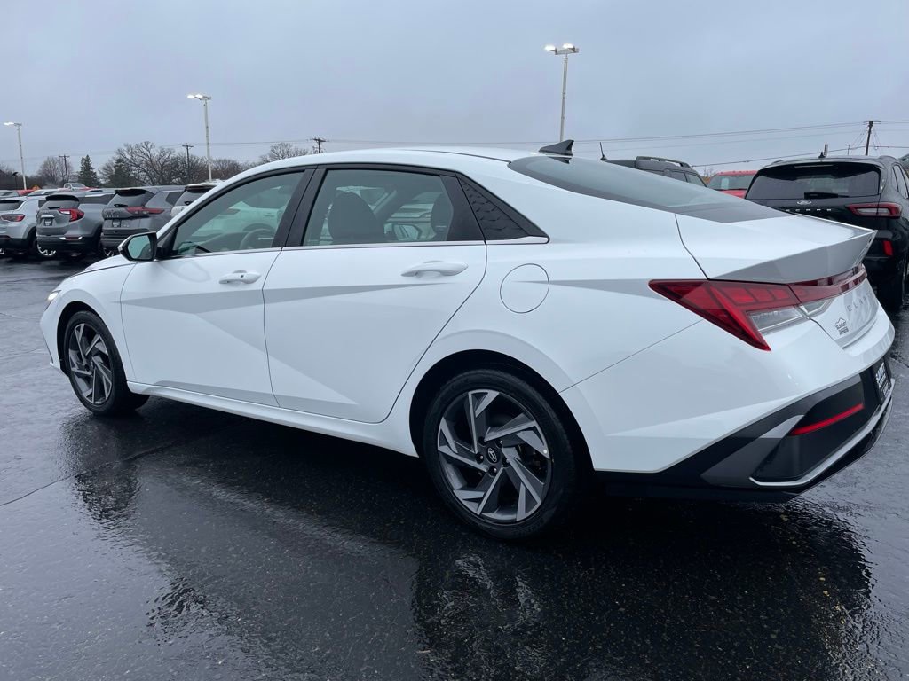 Used 2025 Hyundai Elantra SEL FWD image 5