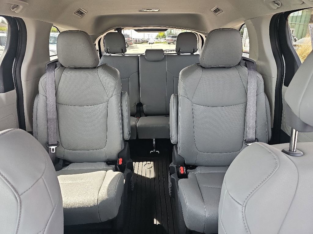 Used 2024 Toyota Sienna XLE AWD/4WD image 27