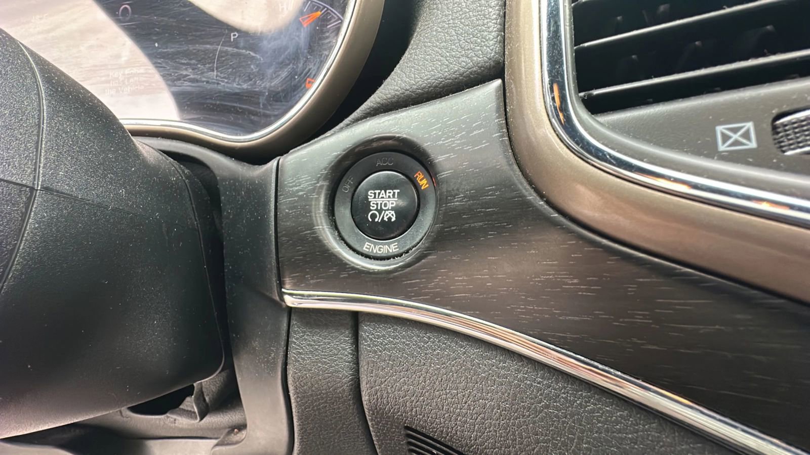 Used 2015 Jeep Grand Cherokee Limited w/ Luxury Group II image 20