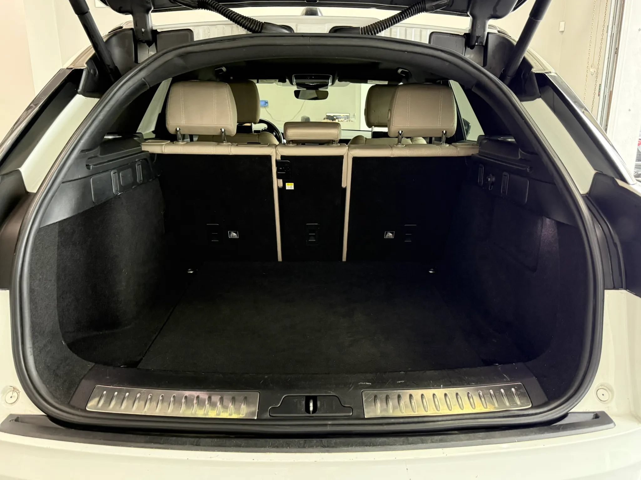 Used 2019 Land Rover Range Rover Velar R-Dynamic SE AWD/4WD image 33
