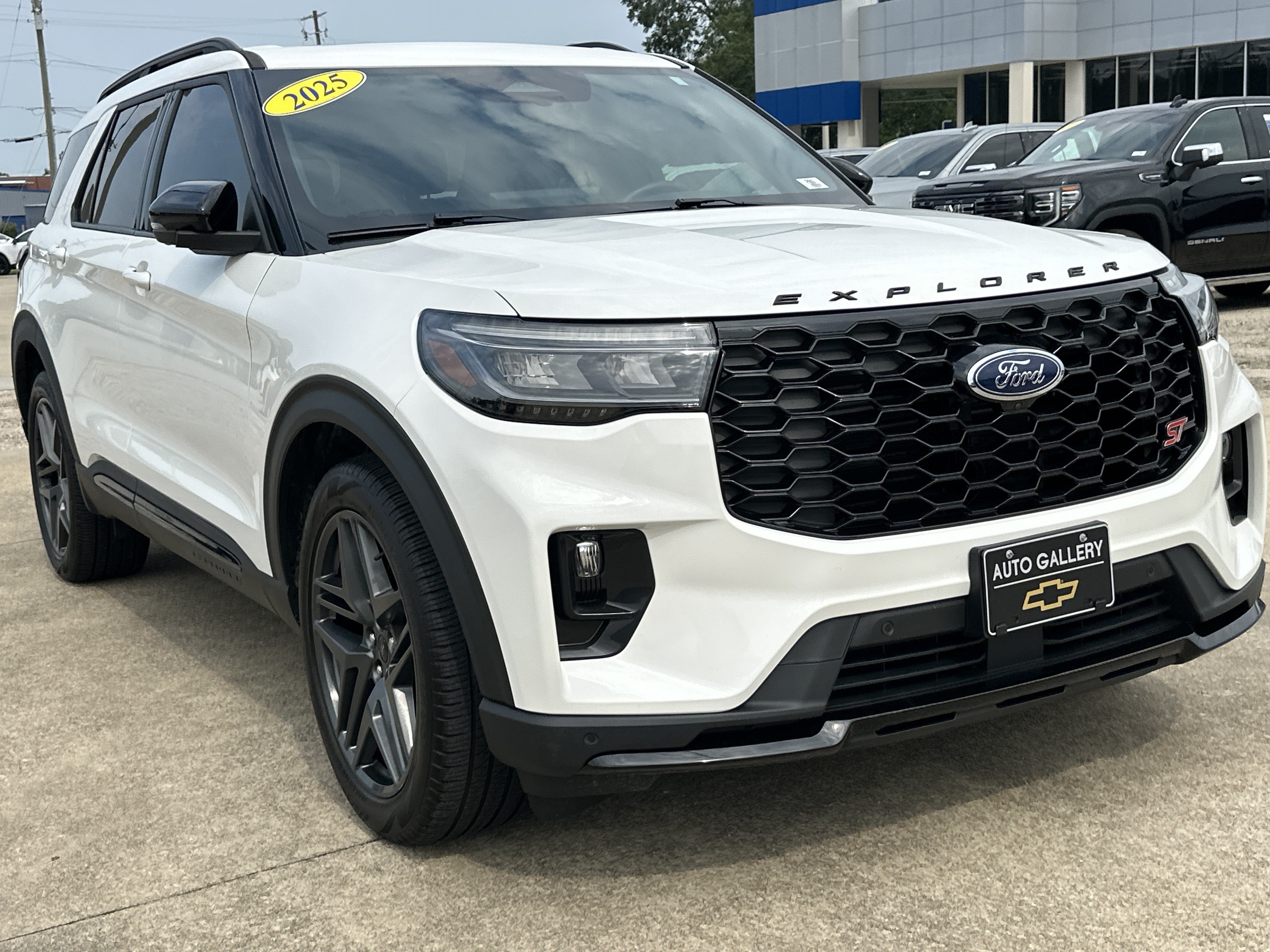 Used 2025 Ford Explorer ST AWD/4WD image 3