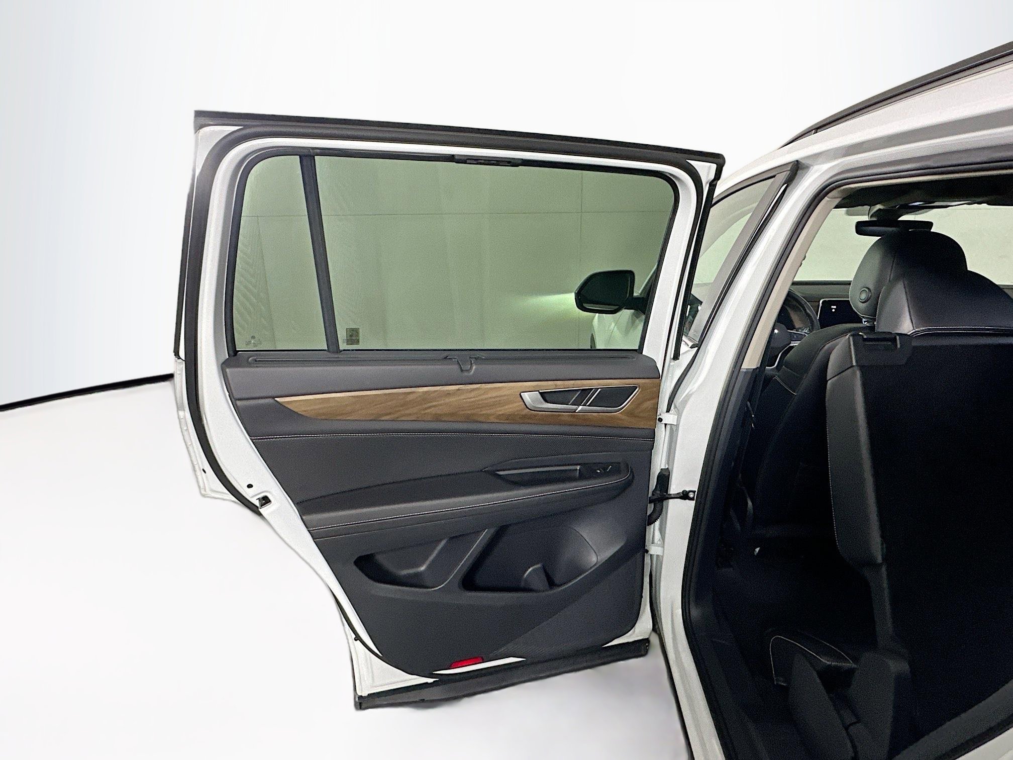 Used 2025 Volkswagen Atlas SE image 26